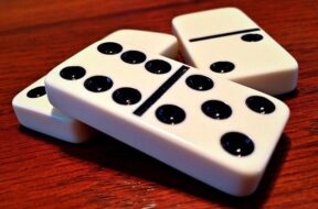 dominoes-1615744_640
